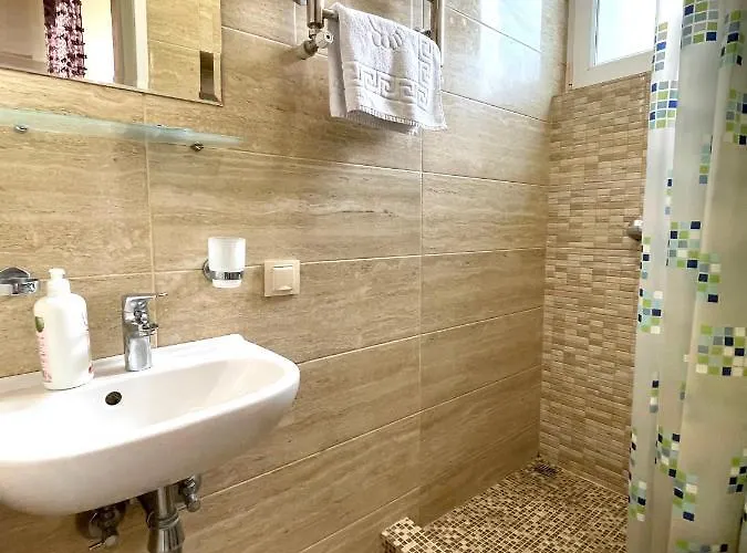 Cozy On Greek Street 15 *